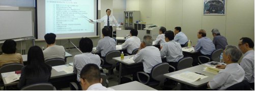 講義:会社を元気にするさまざまな事例やアイデアを紹介しています。